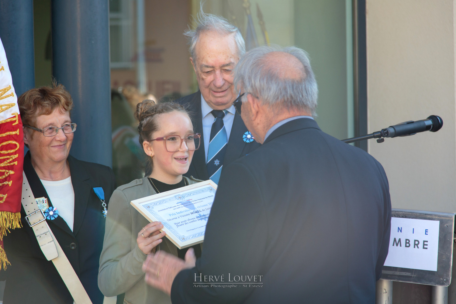 Remise du diplôme du prix individuel du civisme à Victoire Morel.jpg